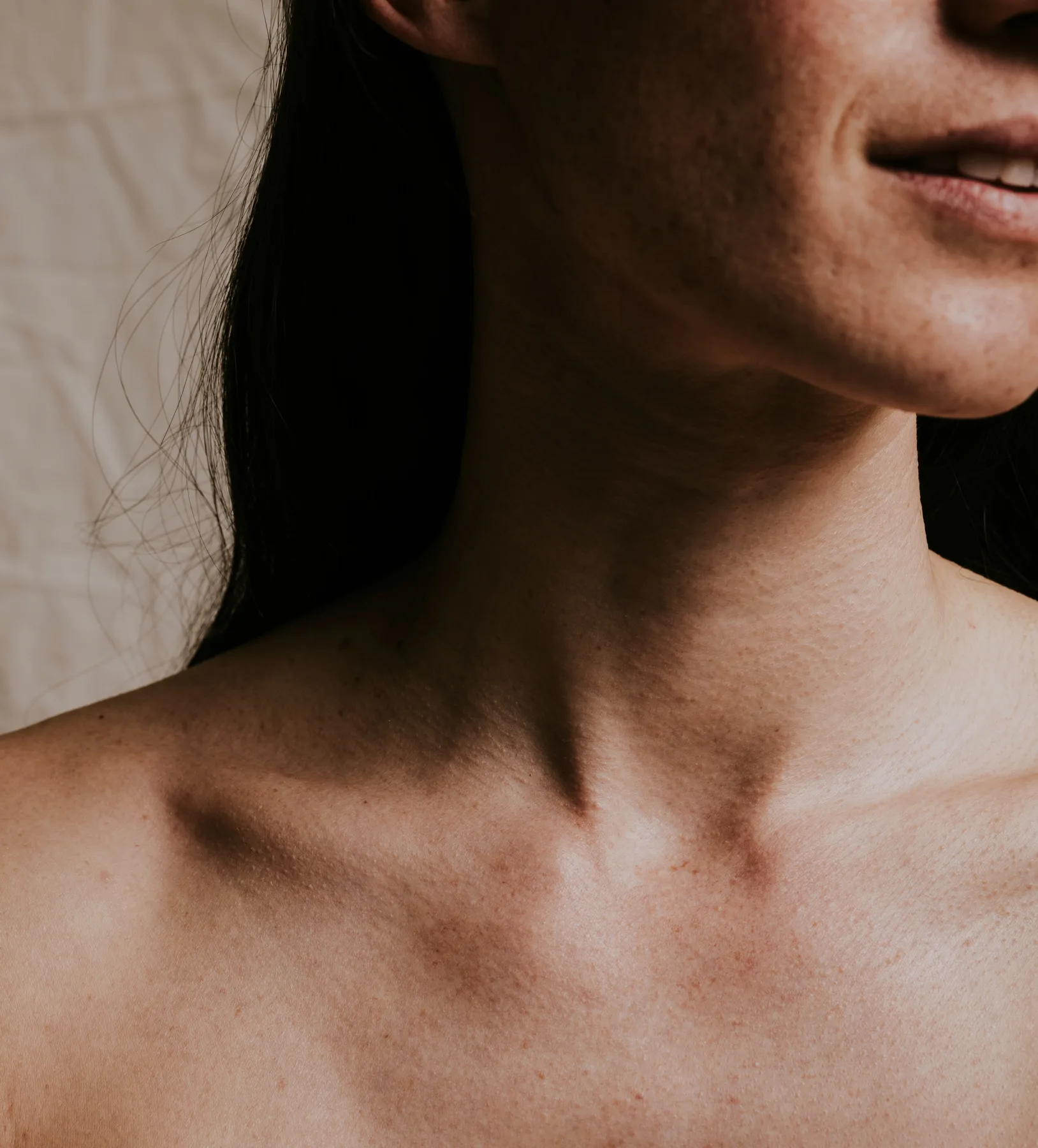 A study of a neck and shoulder in quiet daylight